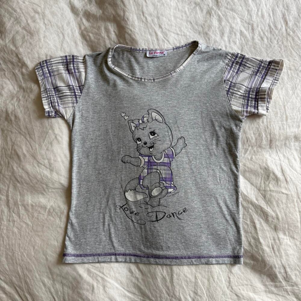 Adorable vintage european cat tee